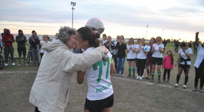 Profa. Nair Ackermann, Presidenta de la AUF-Fútbol Femenino, entrega la copa