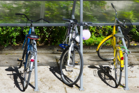 Fotografía de bicicletas aseguradas con cadenas, candados o barras en el bicicletario de la Facultad