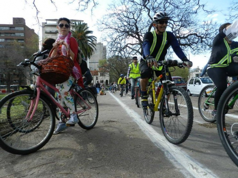 Fotografía de ciclistas por la ciudad