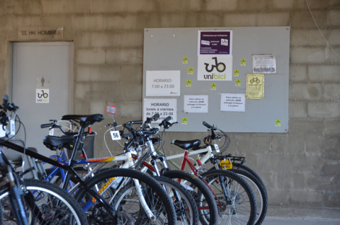 Fotografía de bicicletas "estacionadas" en el bicicletario de la Facultad de Ingeniería