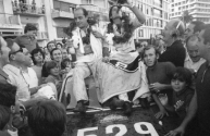 CELEBRACIÓN. El 25 de febrero de 1973, Luis Etchegoyen y Carlos Montequin ganaron el Gran Premio 19 capitales. Ese día, una multitud se reunió con ellos a festejar en la rambla de Pocitos. Esta foto es de ese día. En marzo, también se corrió Rutas de América.