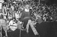 En la imagen se ve una escena del Carnaval de 1973. En los años siguientes, la movida carnavalera criticará, cuestionará y será censurada.