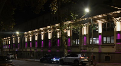 Fachada del edificio central de la Facultad de Psicología iluminada de color violeta