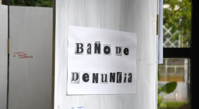Instalación “Tendedero: violencia y universidad” en el hall de ingreso de la Facultad de Psicología