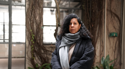Fotografía de Fabiana Miguez, funcionaria del escalafón Técnico Administrativo y de Servicios (TAS) en la Facultad de Artes de la Universidad de la República (Udelar)