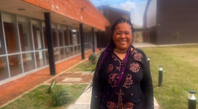 Fotografía de Gilda Machado, funcionaria del escalafón Técnico Administrativo y de Servicios (TAS) en la sede Rivera del Centro Universitario Regional Noreste (Udelar)