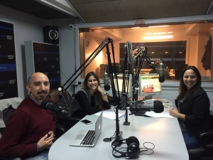 Fotografía del docente Luis Gonçalvez Boggio en el estudio de Radio Carve junto con las periodistas Patricia Madrid y Viviana Ruggiero