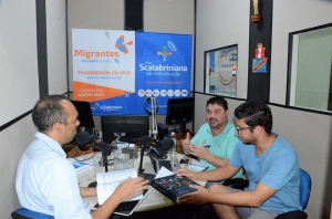 Foto del estudio de Migraciones en entrevista con el Prof. Adj. Javier Romano