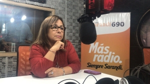 Fotografía de la Dra. María José Bagnato en el estudio de radio Sarandí durante la entrevista.