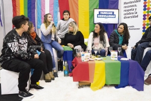 Conversatorio Familias Orgullosas, coordinado por Trans Boys Uruguay, en el último día de la semana del Orgullo LGBTIQ, el viernes, en el Atrio de la Intendencia de Montevideo. 