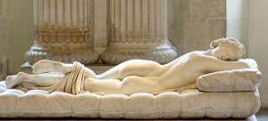 “Hermafrodito durmiente”, escultura en mármol del siglo II a C del personaje de la mitología griega hijo de Hermes y Afrodita, sobre colchón realizado por el escultor italiano Bernini en el siglo XV / Foto: WikiCommons