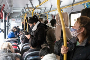Personas dentro de un ómnibus