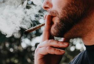 "Salud mental: un investigador uruguayo estudia los vínculos entre el consumo de marihuana y la psicosis"