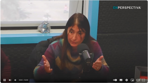 Cecilia Madriaga en de radio, hablando al micrófono 