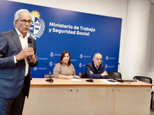 Juan Castillo, Andrea Bouret y Hugo Barreto, en el acto de conmemoración del Día Mundial de la Seguridad y Salud en el Trabajo, el 28 de abril, en el MTSS, en Montevideo.  Foto: Ministerio de Trabajo y Seguridad Social