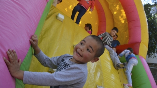 Fotografía en la que se ven niños jugando sobre un inflable