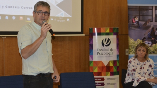 Fotografía en la que se ven el Prof. Agdo. Mag. Fernando Berriel y la Prof. Dra. Alejandra López coordinadores de la ejecución del programa en Facultad de Psicología