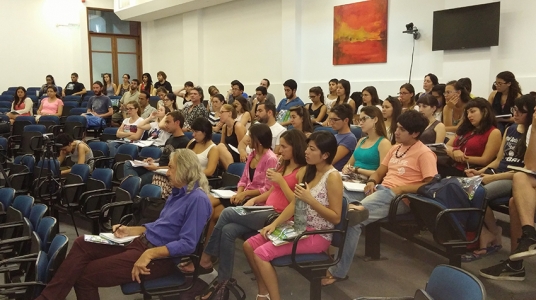 Fotografía de los y las asistentes en el Aula Magna 
