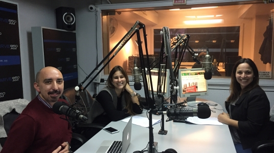 Fotografía del docente Luis Gonçalvez Boggio en el estudio de Radio Carve junto con las periodistas Patricia Madrid y Viviana Ruggiero