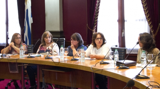 Apertura de las mesas de diálogo en el Mes de la Mujer. Foto Portal Udelar. 