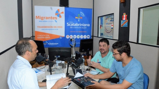 Foto del estudio de Migraciones en entrevista con el Prof. Adj. Javier Romano