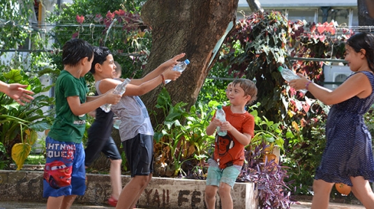 Espacio cuidado y recreación: niñes en el patio. Foto: UCI
