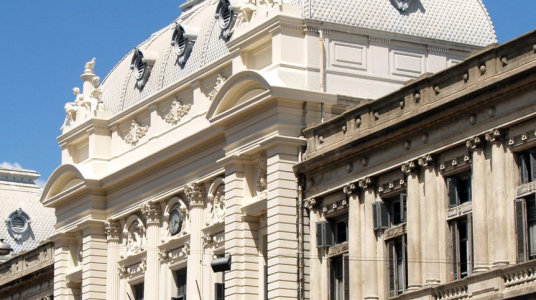 fachada del edificio central de la Universidad de la República