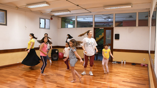 Estudiantes de danza del Instituto de Formación Artística visitan todos los viernes el Espacio de Cuidado y Recreación