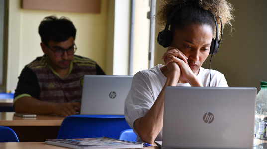 Facultad de Psicología adquirió notebooks y tablets para entregar a docentes y equipar su biblioteca