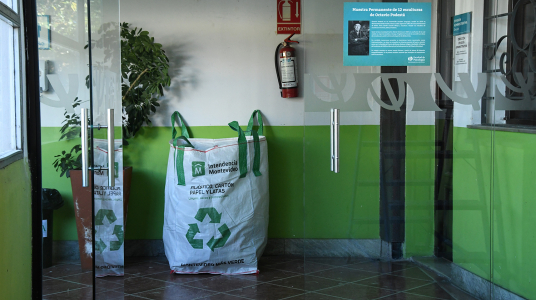 Facultad de Psicología instaló bolsones para la clasificación de residuos