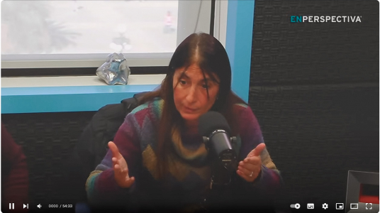 Cecilia Madriaga en de radio, hablando al micrófono 