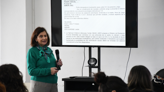 Silvia Pugliese abordó el abuso sexual infantil y suicidio adolescente en su visita a la Facultad de Psicología