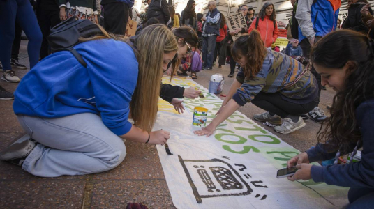   Actividad de Radio Vilardevoz en el marco de la marcha por Salud Mental, en la explanada de la Udelar (archivo, setiembre de 2022).  Foto: Mara Quintero