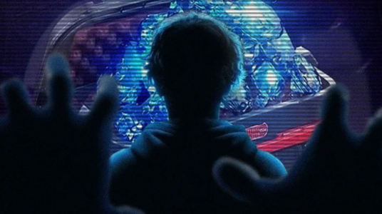 Jugador adolescente tentado por los diamantes de Free Fire. Composición de James Battershil.