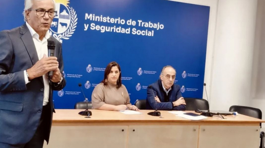 Juan Castillo, Andrea Bouret y Hugo Barreto, en el acto de conmemoración del Día Mundial de la Seguridad y Salud en el Trabajo, el 28 de abril, en el MTSS, en Montevideo.  Foto: Ministerio de Trabajo y Seguridad Social