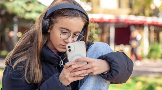 "No es un tema digital": el factor que más reduce el uso problemático de pantallas en Uruguay