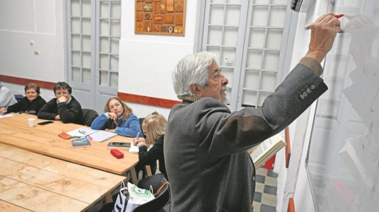 " Miles de jubilados vuelven a estudiar y son "alumnos modelos" en la universidad, ¿qué carreras eligen?"