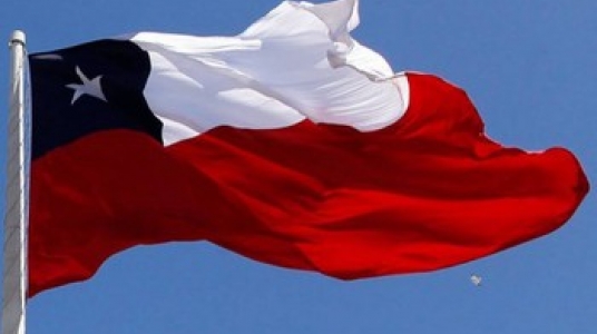 Fotografía en la que se ve la bandera de Chile flameando