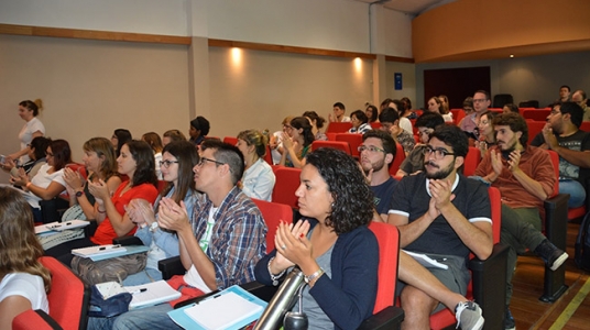 Fotogafía del Salón de Actos con los estudiantes de la Escuela aplaudiendo al cierre de la actividad