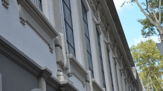 Fotografía de la fachada del edificio central de la Facultad de Psicología