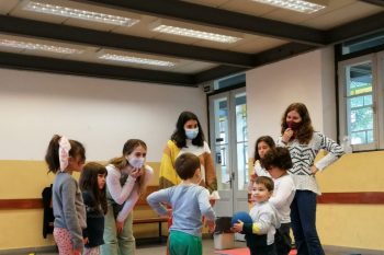 Fotografía de niños y niñas participando del Espacio de Cuidado y Recreación