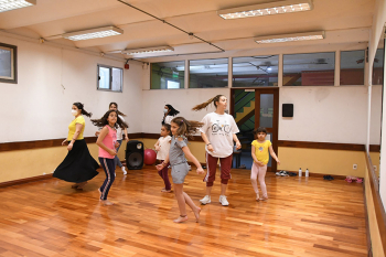 Estudiantes de danza del Instituto de Formación Artística visitan todos los viernes el Espacio de Cuidado y Recreación