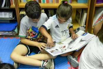 Niños y niñas del Espacio de Cuidado y Recreación disfrutaron de actividades en la Biblioteca de Facultad de Psicología
