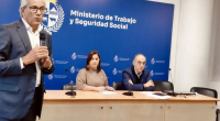 Juan Castillo, Andrea Bouret y Hugo Barreto, en el acto de conmemoración del Día Mundial de la Seguridad y Salud en el Trabajo, el 28 de abril, en el MTSS, en Montevideo.  Foto: Ministerio de Trabajo y Seguridad Social