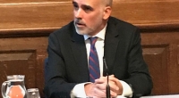 Fotografía del Dr. Álvaro Mailhos Gutierrez durante la defensa de tesis