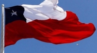 Fotografía en la que se ve la bandera de Chile flameando