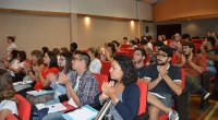 Fotogafía del Salón de Actos con los estudiantes de la Escuela aplaudiendo al cierre de la actividad