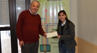 Fotografía de la ganadora del sorteo y del Decano Luis Leopold