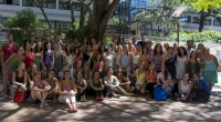Fotografía con los y las estudiantes de ambas escuelas en el patio de la Facultad