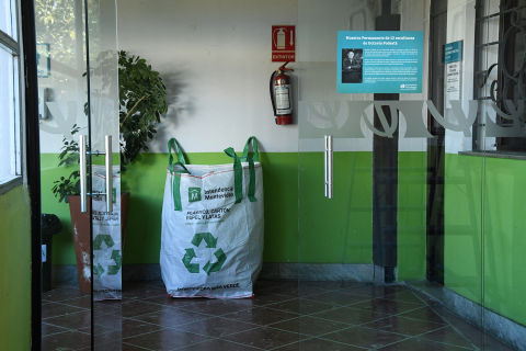 Facultad de Psicología instaló bolsones para la clasificación de residuos